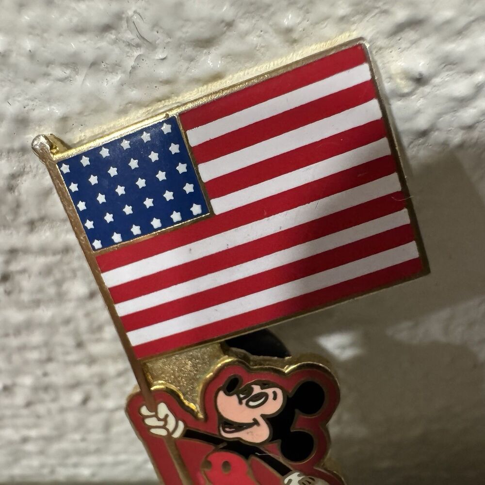Vintage 2002 Disney WDW Mickey Mouse American USA Flag Patriotic Trading Pin - Picture 5 of 9